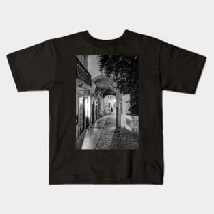 The Arco de Almedina in old Coimbra - BW Kids T-Shirt